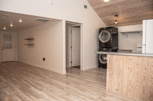 Building Photo - 452 N Spring St