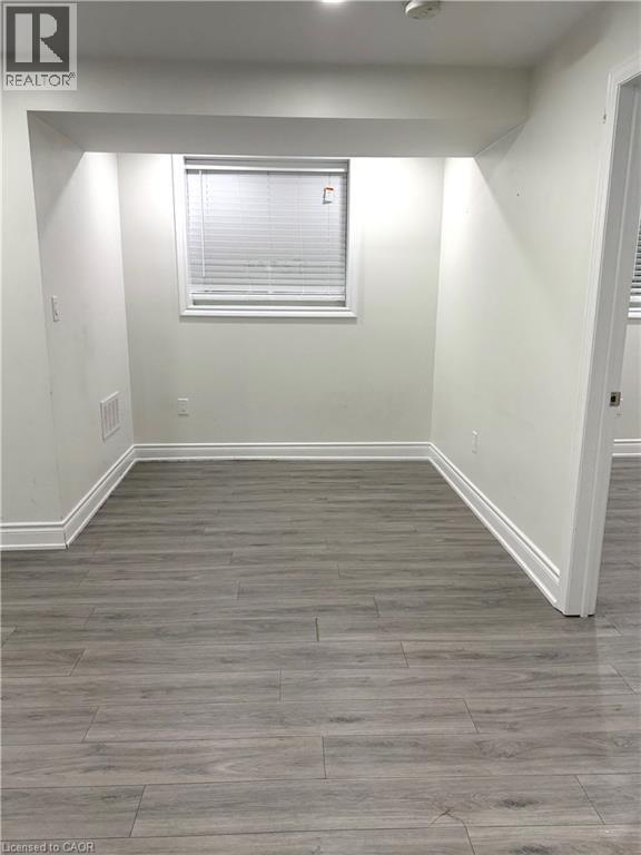 Photo du bâtiment - 16 Lady Evelyn Cres