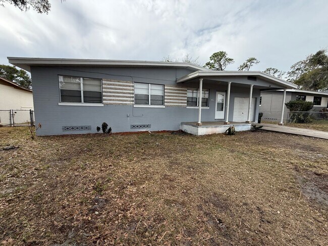 Building Photo - Spacious 3 bedroom 2 bath home with garage