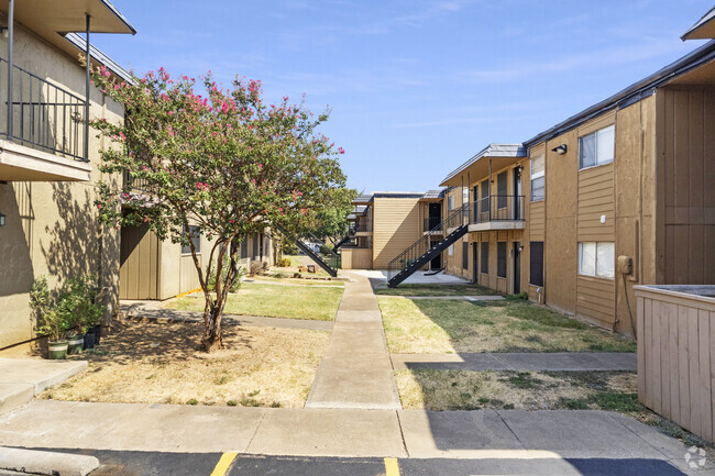 Parkwood Apts - Parkwood Apartments