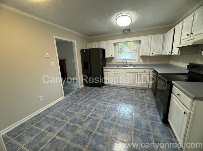 Building Photo - Recently Renovated 3 Bedroom Beautiful home!