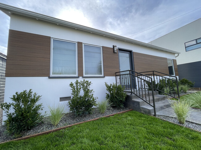 Building Photo - 652 Sunset Ave