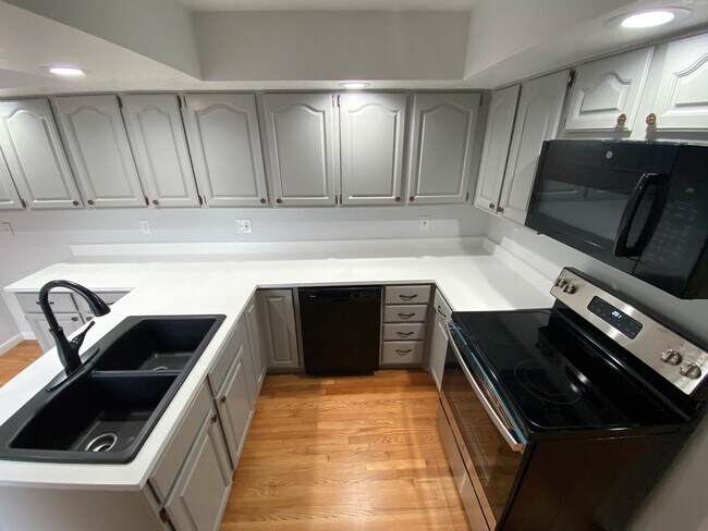 Building Photo - 2217 S Yosemite Cir