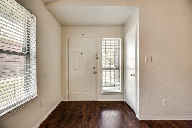Foto del edificio - 10340 Blackjack Oaks Dr