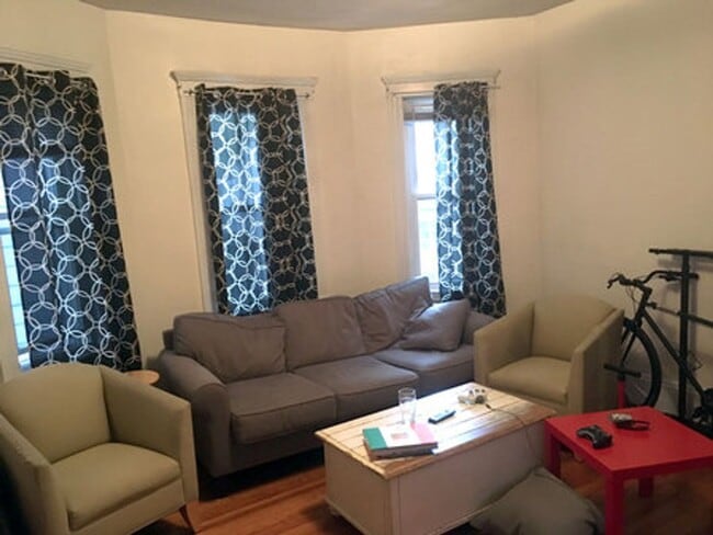 Building Photo - No Brokers Fee, Oak Sq. Area, Porch, Eat-i...