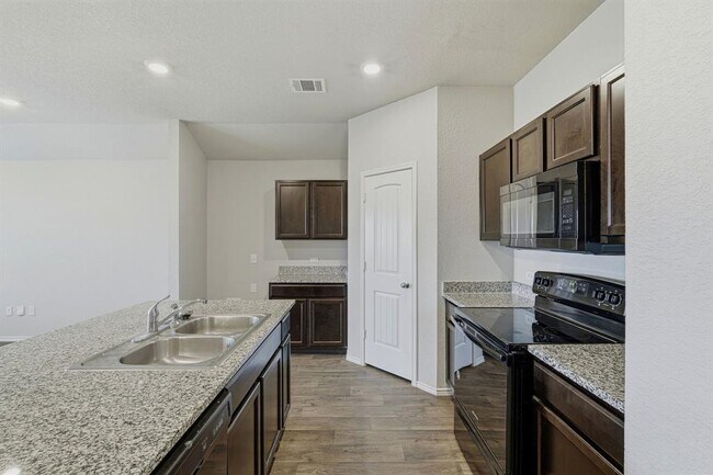 Foto del edificio - 15204 Siberian Elm Ln