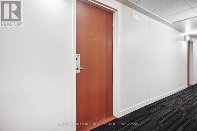 Building Photo - 324 Laurier Ave W