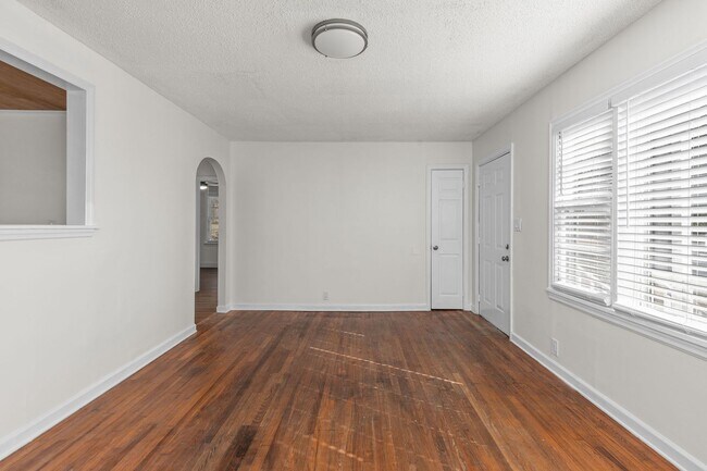 Foto del edificio - 801 E Mobile St