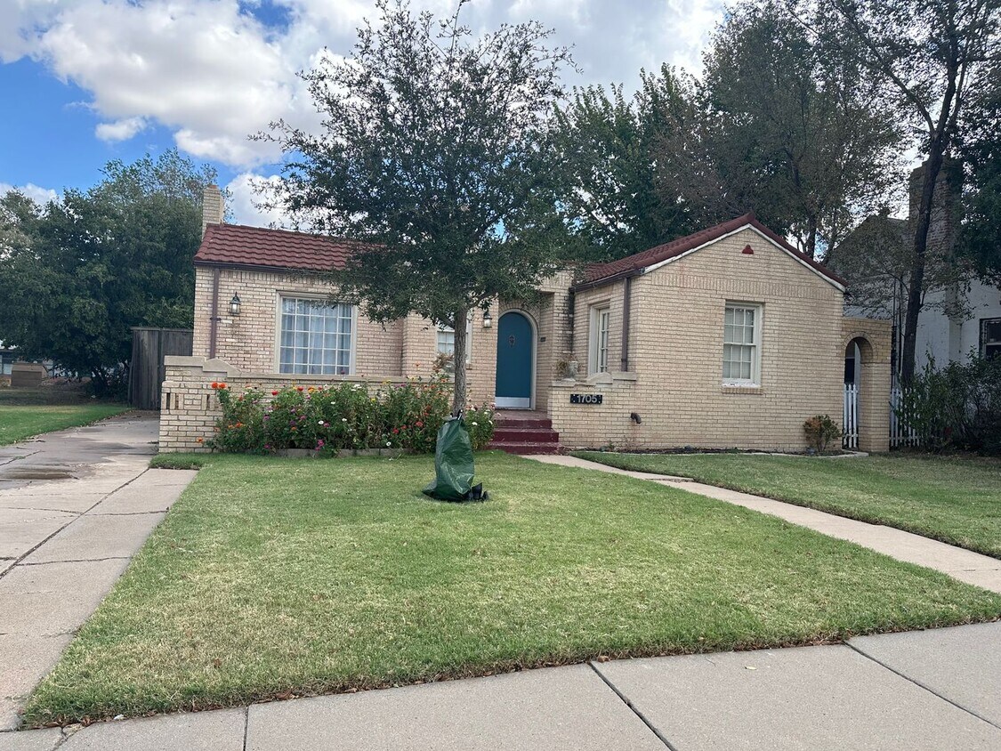 Foto principal - Charming 2bedroom could use one of the roo...