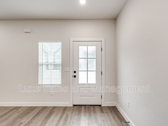 Foto del edificio - 608 W 2nd St