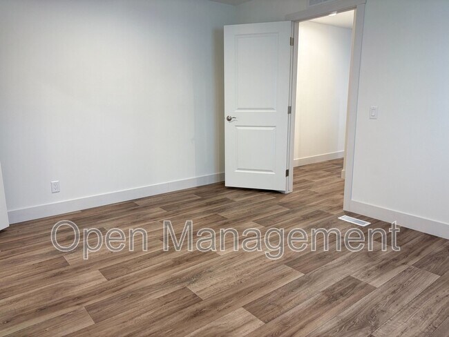 Foto del edificio - 825 1st Ave E