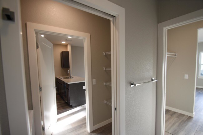 Building Photo - 830 Crestmont Way