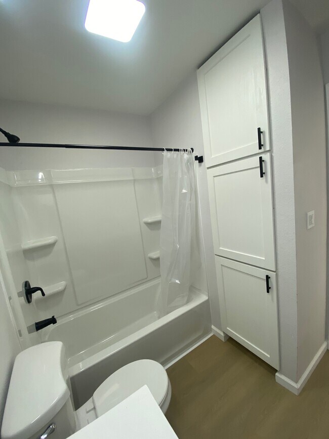 baño v2 - 3988 Teak St