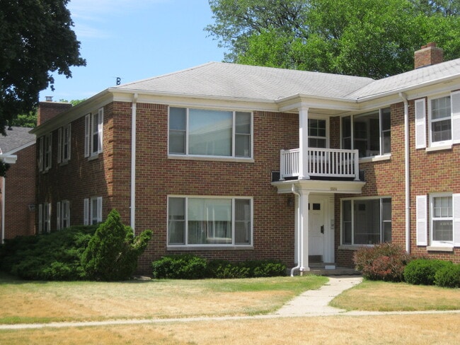 Building Photo - 9404 W North Ave