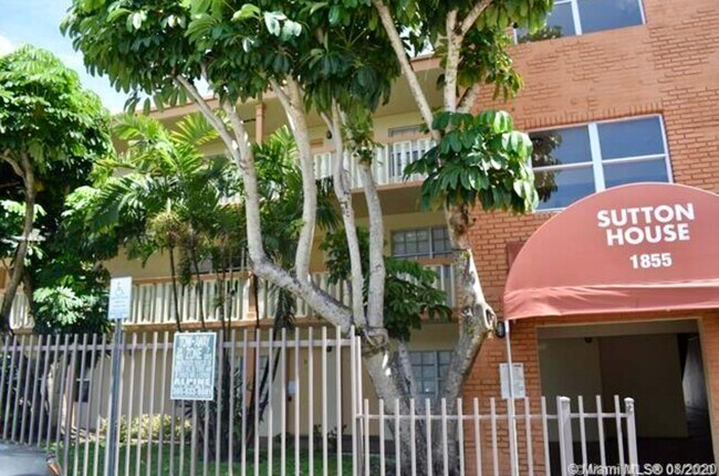 Foto del edificio - Spacious 1-Bed Condo in Sutton House – 974...