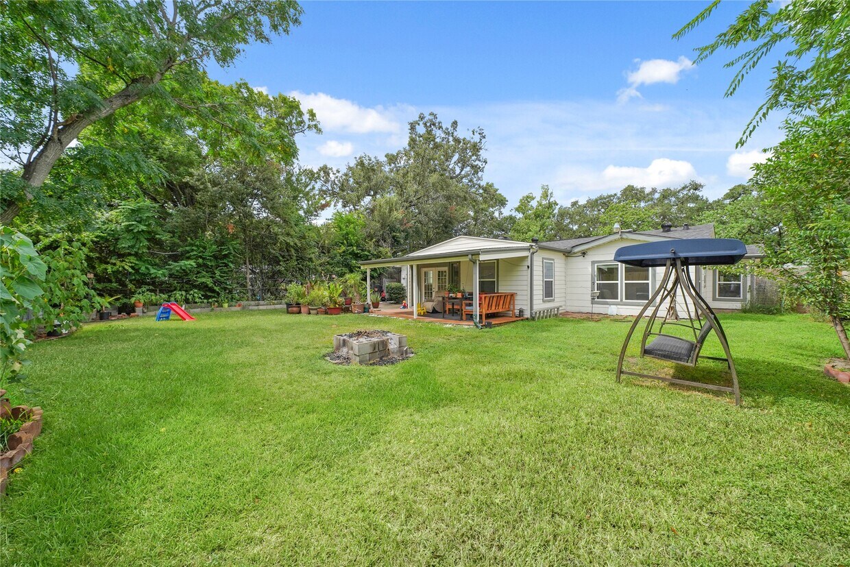 Foto del edificio - 4019 Blue Bonnet Blvd