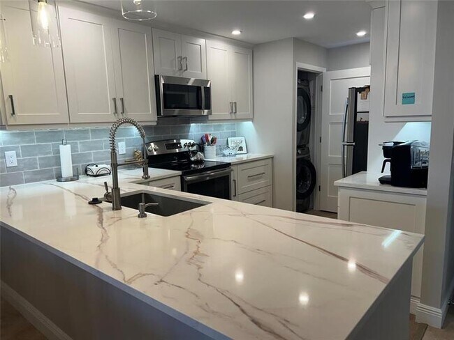 Foto del edificio - 1523 E Hillsboro Blvd