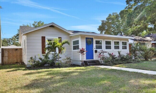 Foto del edificio - Home For Rent in St Pete with TONS OF UPGRADES & FENCED IN YARD!