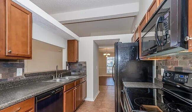 Foto del edificio - 7046 Swamp Flower Dr N