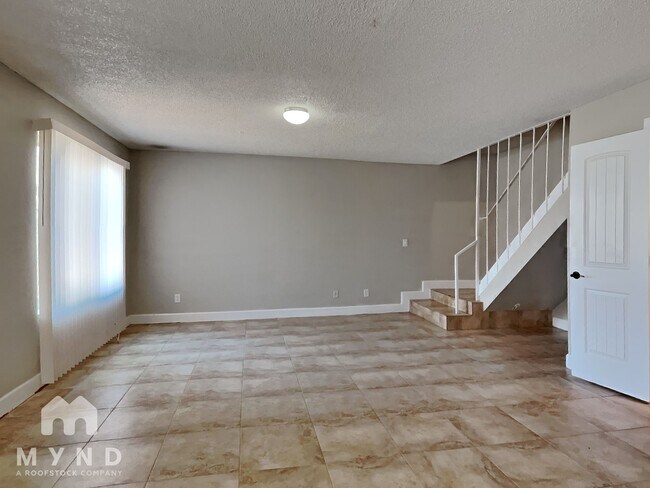 Foto del edificio - 2132 W Glenrosa Ave
