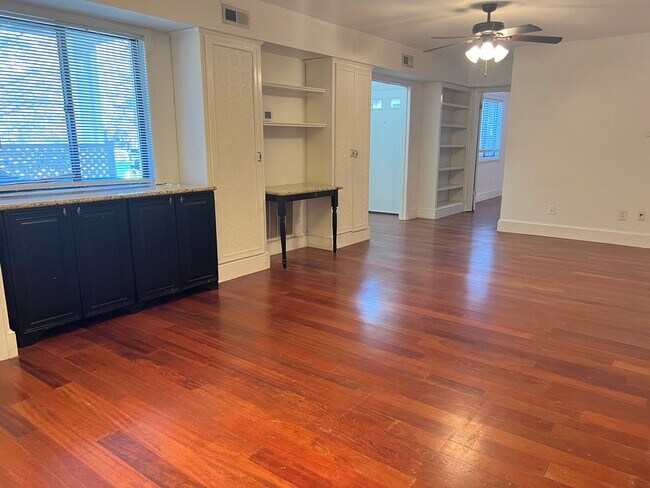 Building Photo - 2 Bed | 2 Bath First Story Condo in Camero...