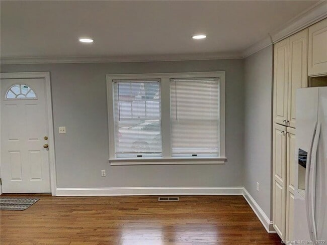 Building Photo - 57 Scofield Ave