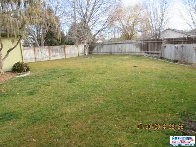 Building Photo - Just like new &amp; clean 3 bed 2.5 bath 2...