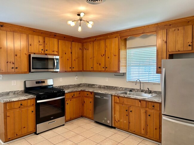 Building Photo - Charming 3 bedroom, 2.5 bath cottage within minutes to Shoppes at Willow Lawn, Carytown