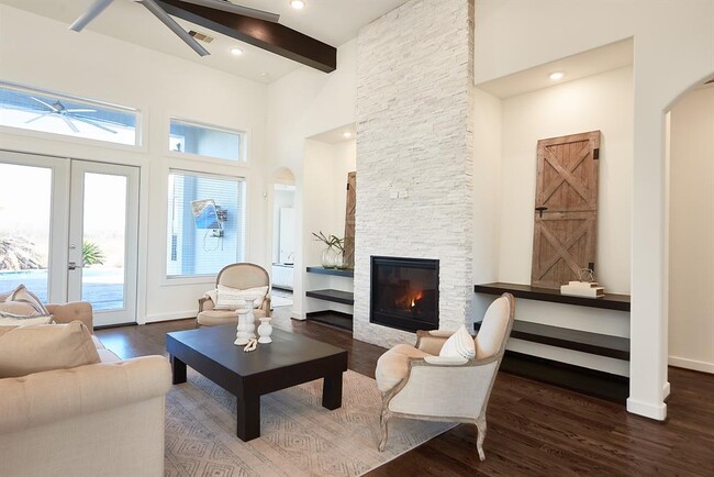 Foto del edificio - 7911 Stratford Hall Dr