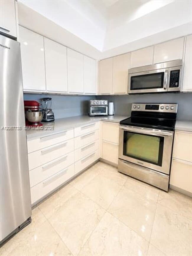 Photo - 520 Brickell Key Dr cu-A1710 Apartment