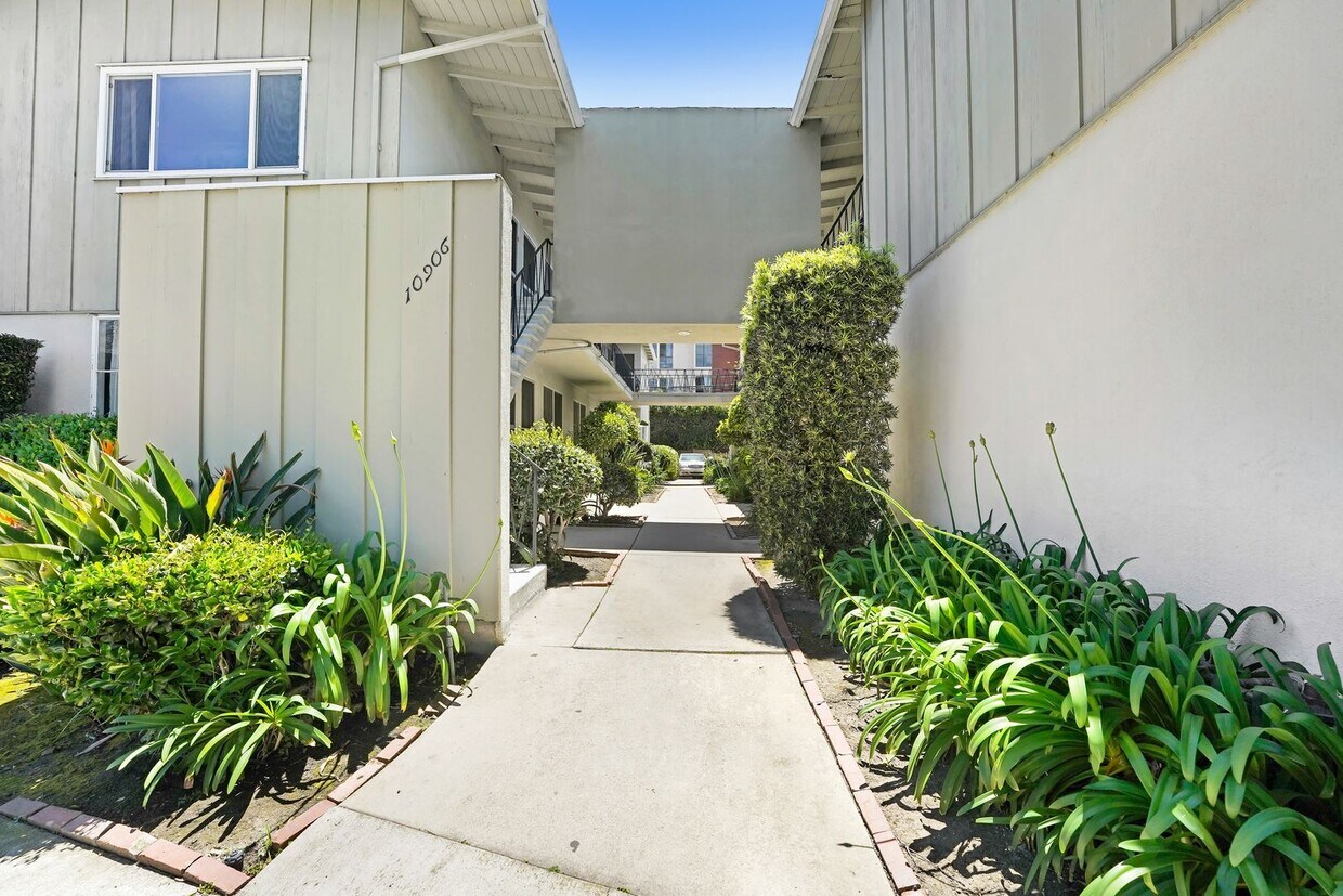 Foto del edificio - 10906 Santa Monica Blvd