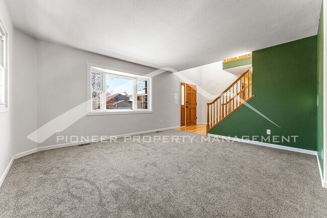 Building Photo - Beautiful Home with Fenced Back Yard and C...