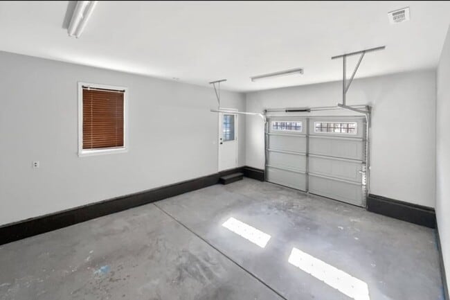 Building Photo - 3912 Harrow Dr