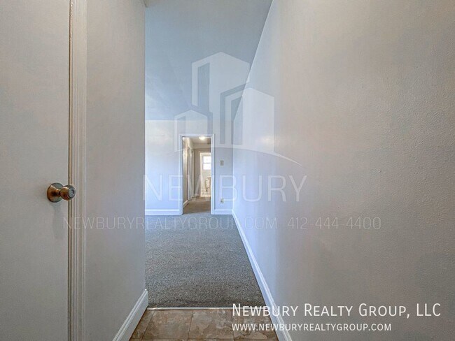 Building Photo - 2 Bedroom Apartment Ready For Immediate Oc...
