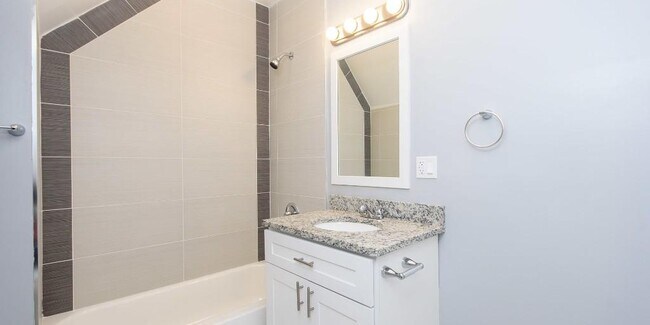 Building Photo - 3 bedroom in Chicago IL 60647