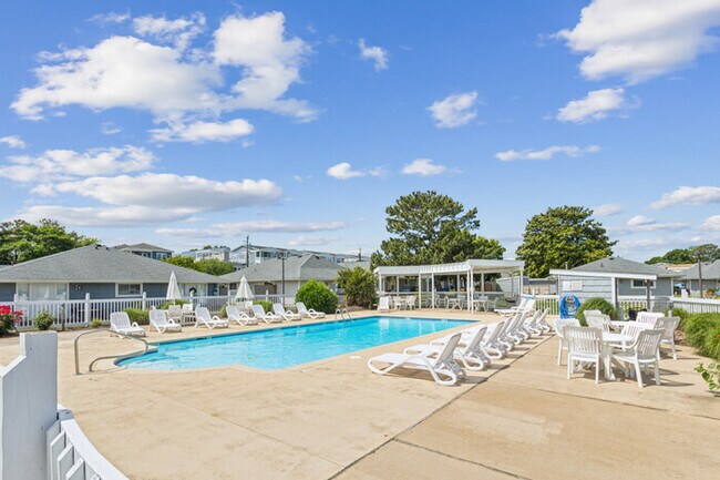 Building Photo - Retro Turtle Reef