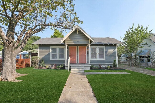 Building Photo - 2821 Gladstone Dr