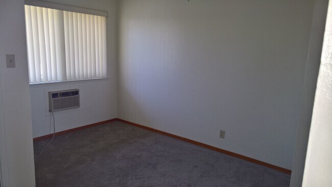 Building Photo - 752 Deland Ave