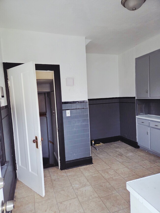 Foto del edificio - 18101 Schenely Ave