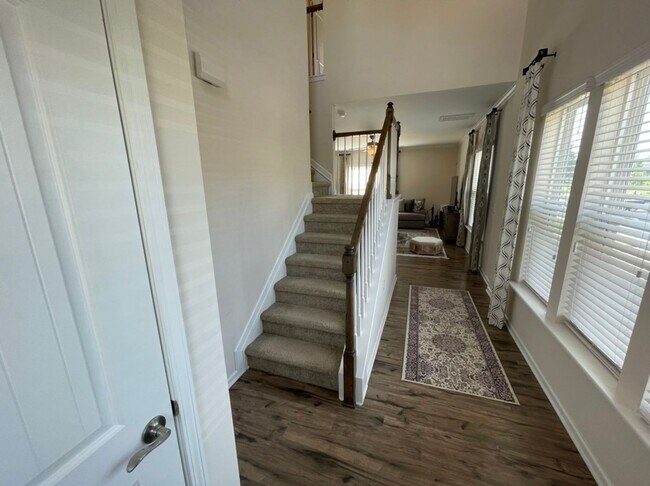 Foto del edificio - Like new 3 Bedroom townhouse with 2 car ga...