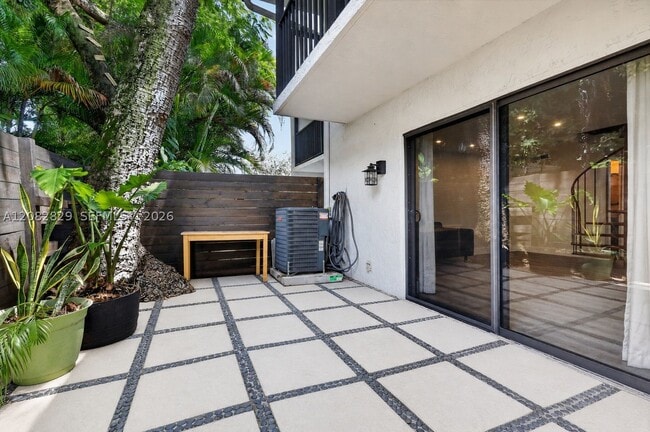 Building Photo - 3213 Bird 7
