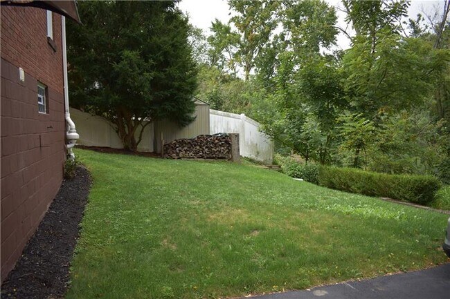 Foto del edificio - 8987 Eastview Dr
