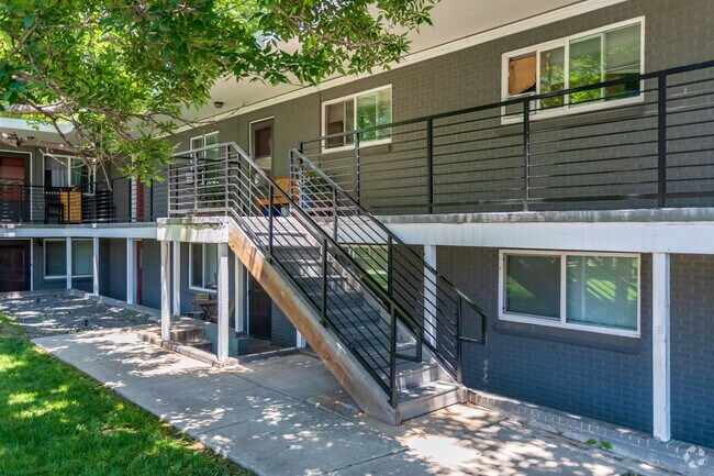 Building Photo - Saulsbury Manor