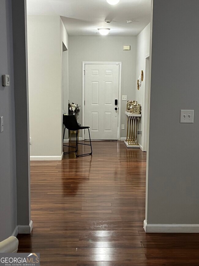 Building Photo - 500 Tulip Ln