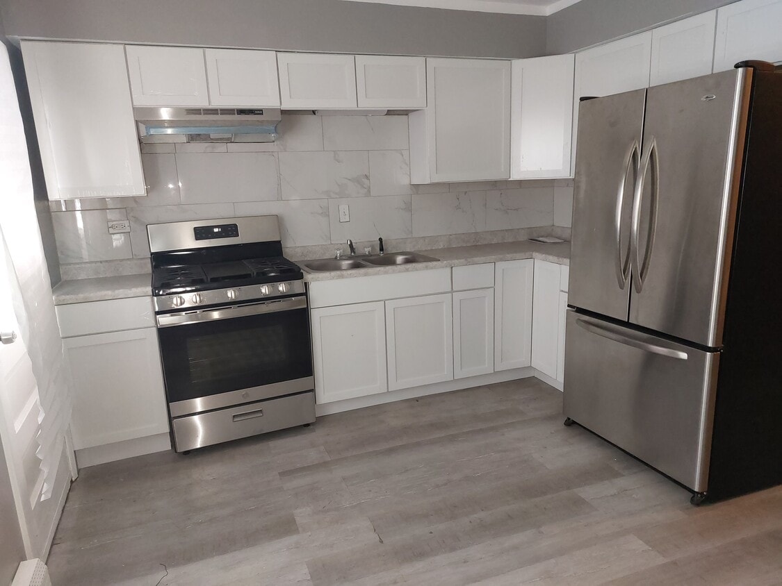 Kitchen - 5037 S Drexel Blvd