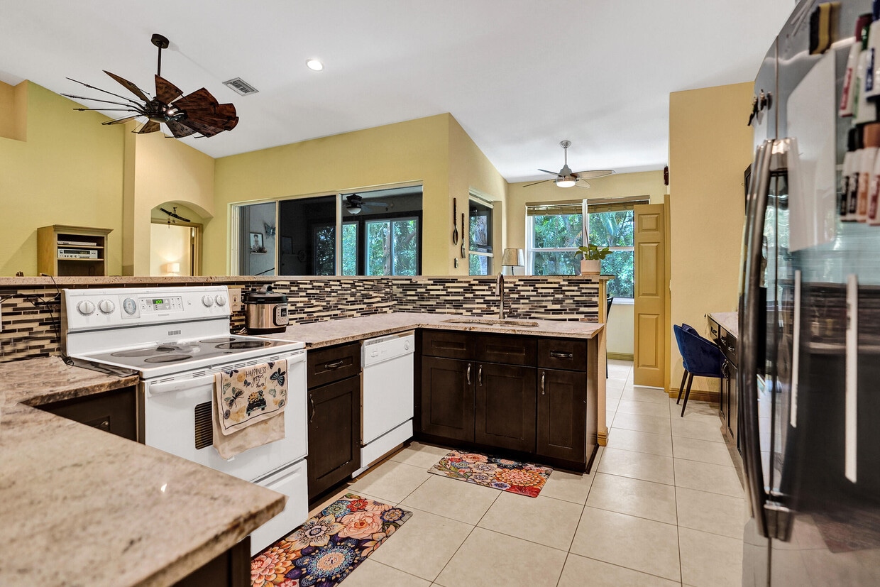 Foto principal - 16055 Sims Rd