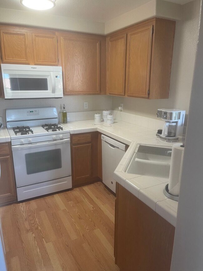 Foto del edificio - 2 bedroom 2 bath condo with single car garage
