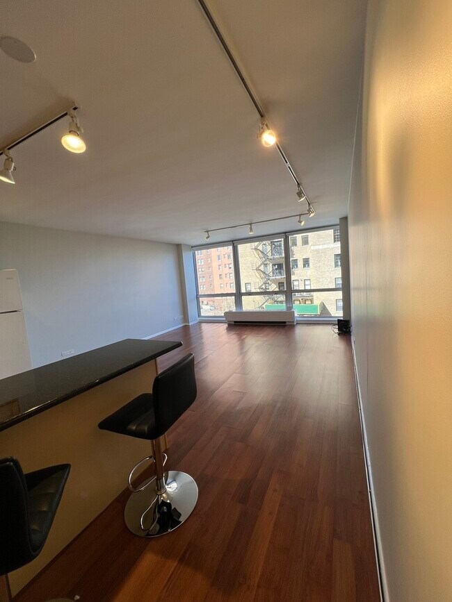 Building Photo - 2400 N Lakeview Ave
