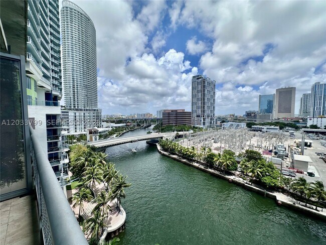 Foto del edificio - 690 SW 1st Ct