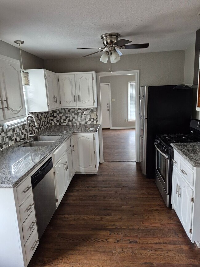 Foto del edificio - Charming 3-Bedroom, 2-Bath Home with Bonus...